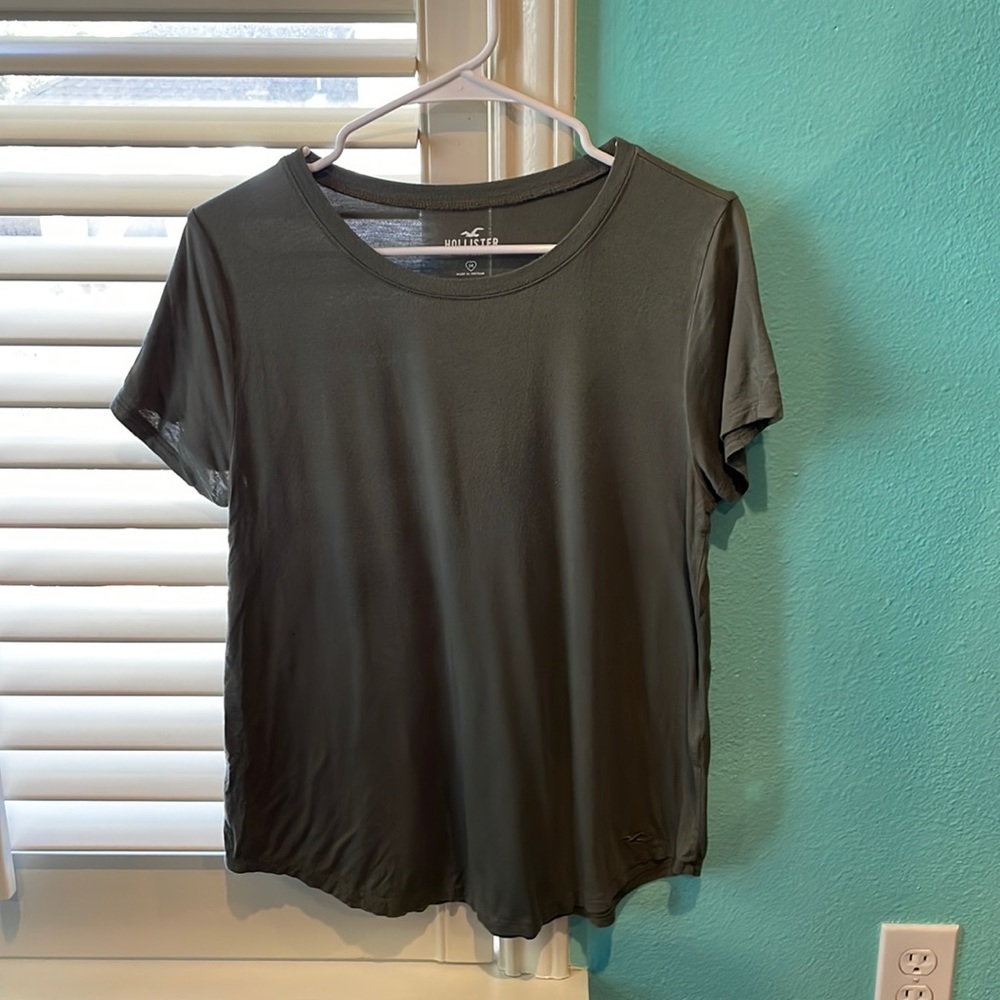 Hollister women’s army green flowy top size M